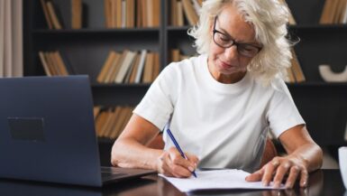 Peut-on encore apprendre après 60 ans ? Une étude bouscule les idées reçues