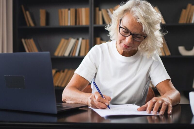 Peut-on encore apprendre après 60 ans ? Une étude bouscule les idées reçues