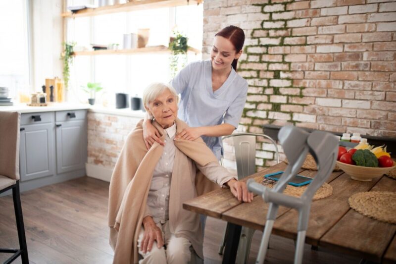 Nouveau fonds pour les aides à domicile : qui peut en profiter ?